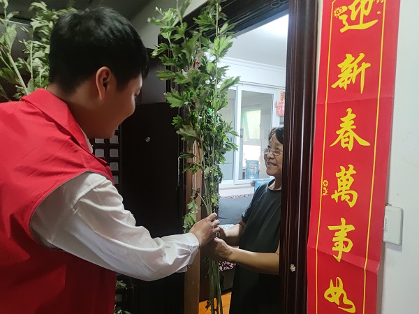 艾叶飘香 浓情端午，J9直营网物业开展送艾草活动